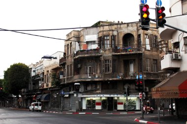 Tel Aviv-Yafo, İsrail - 20 Ekim 2018. Tel Aviv 'den mimari ve şehir manzarası, Tel Aviv' in merkezinde eski binalar, küçük sokaklar..