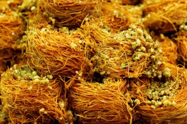 Geleneksel Arap ve Türk tatlıları, pazarda şam fıstıklı tatlı baklavası.