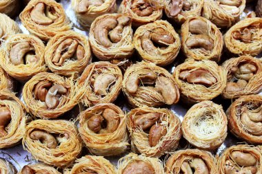 Antep fıstıklı geleneksel Orta Doğu tatlı baklavası. Soslu fındıklı puf böreğinden yapılan popüler bir hamur işi..