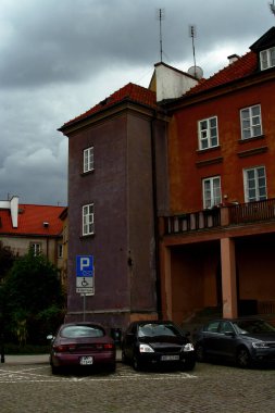 Varşova, Polonya, 16 Mayıs 2014. Varşova 'nın merkezindeki konutlar, evler ve arabalar. Varşova üzerinde bulutlu.