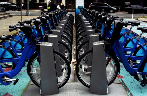 Μια Σειρά Από Μπλε Ποδήλατα Στην Οδό Νέας Υόρκης Ενοικίαση — Φωτογραφία Αρχείου