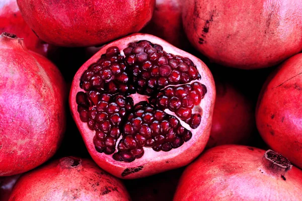 Obst Granatapfel Geschnittenen Granatbeeren Auf Dem Markt Tel Aviv Israel — Stockfoto