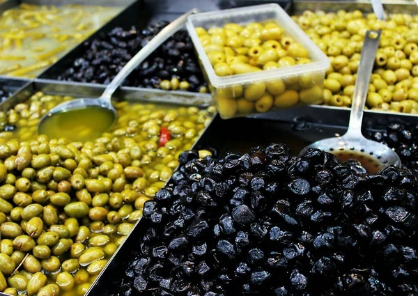 Green olives and black olives to the markets.