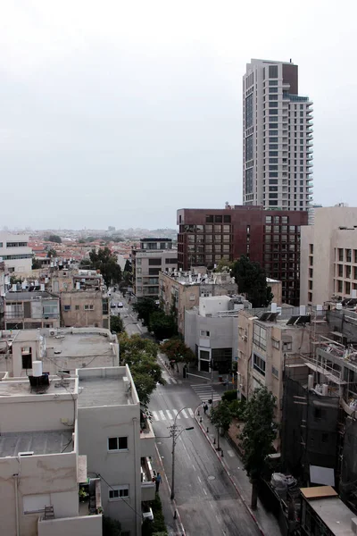 特拉维夫街道的景观 在包豪斯风格的房屋之上 — 图库照片