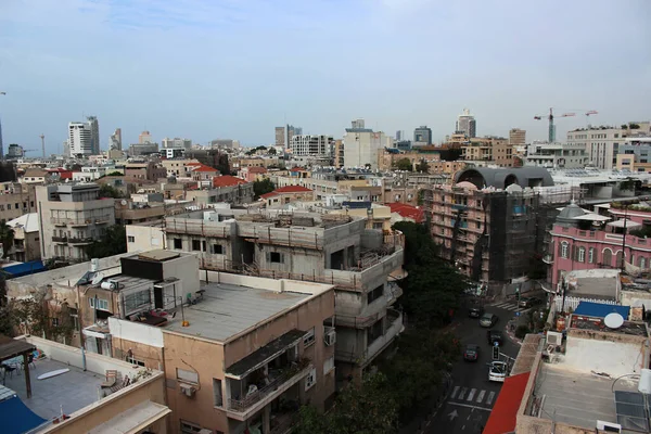 Tel Aviv 'deki cadde manzarası Bauhaus tarzı evlerin tepesi ve modern yüksek binalar..