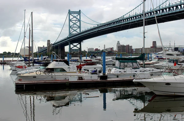 Yacht Blanc Sur Fond Benjamin Franklin Bridge Philadelphie Pennsylvanie Usa — Photo