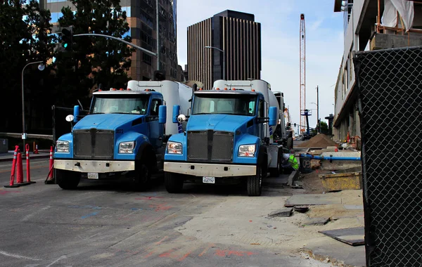 İki Beton Karıştırıcı. Büyük bir eğlence ve iş merkezinin inşaat sahasında beton karıştırma makineleri. İnşaat alanlarında çalışmak için mavi makineler.