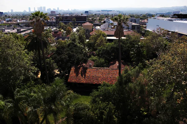Los Angeles, Kaliforniya, ABD. 14 Kasım 2017. Los Angeles demek. Grove 'da. Eğlence ve eğlence için bir yer. Yukarıdan Los Angeles manzaralı kırmızı fayanslı bir ev..