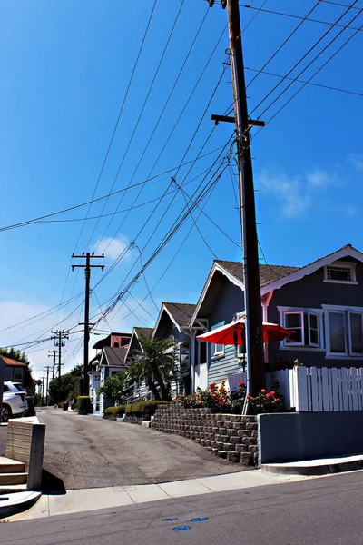 Küçük Bir Sokakta Elektrik Direkleri California Nın Yerleşim Bölgesinde Özel — Stok fotoğraf