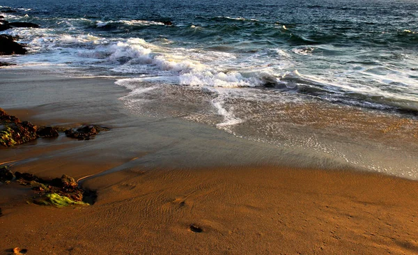Κύμα Λευκό Αφρό Μια Άγρια Παραλία Του Ωκεανού Ηλιοβασίλεμα Θάλασσα — Φωτογραφία Αρχείου