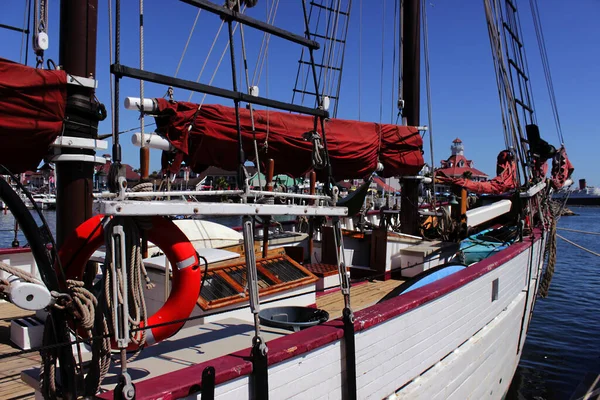 セーリングの喜びのヨットのデッキは 海の港の一部を歩いて 観光客に係留されました レジャー観光客のためのヨットや海を歩くために 赤い帆のヨット — ストック写真