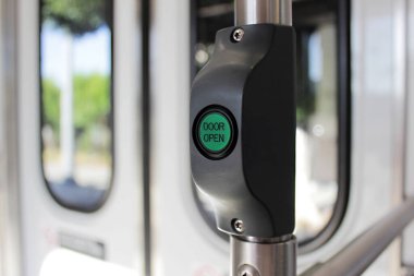 Aç şu kapıyı. Metro ve otobüste kapıları açmak için yeşil düğme. Işınlamayı durdurmak için düğme. Otobüsü durdurmak için düğme.