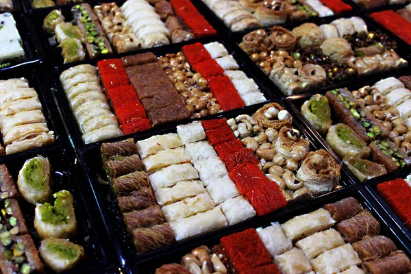 ナッツ さまざまな形や色の生地から作られた東洋のお菓子 エルサレムの市場で手作りの東洋のお菓子 Shukマハーネ イェフダイスラエル エルサレムの新鮮なバクラバカウンター — ストック写真