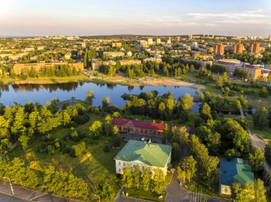Ecofriendly şehir ve nehir kuş yaz aylarında yüksek