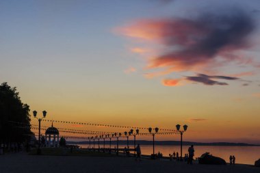 Güzel bir şehir göl manzara vasıl gece altın saat