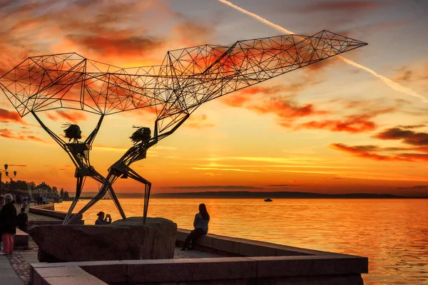 Силуэты Скульптуры Рыбаков Озерной Набережной Закате — стоковое фото