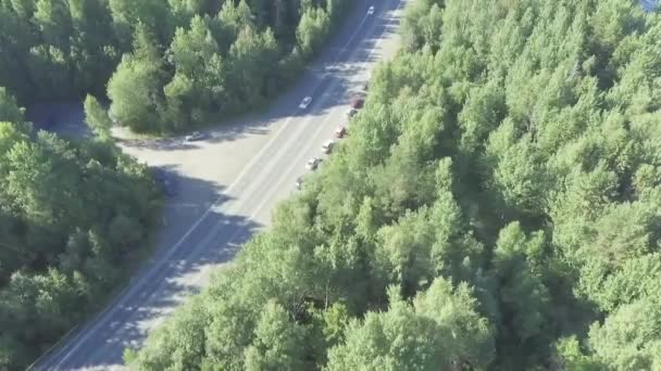 Flygfoto Över Bilar Trafik Sommaren Skog Highway Omättade — Stockvideo