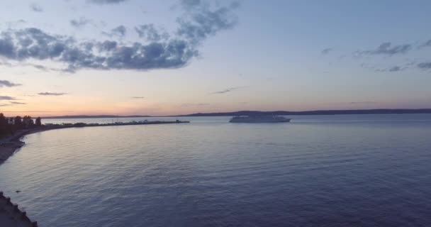 夜间旅行的水翼从港口出发 鸟瞰图 — 图库视频影像