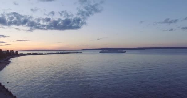 Reizen Draagvleugelboot Vertrekt Vanaf Haven Avond Luchtfoto Weergave — Stockvideo