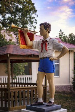 Resort çocuk öncü kampında Sovyet öncü heykeli