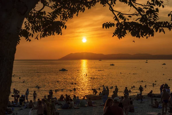 Turyści Podziwiać Zachód Słońca Plaży Nad Morzem Czarnym — Zdjęcie stockowe