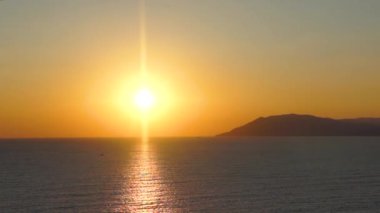 Yaz aylarında pürüzsüz Karadeniz üzerinde Serenity günbatımı