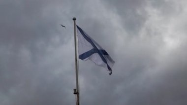 Clear deniz gökyüzü güçlü esintiyle Rus Donanması bayrak sallaması