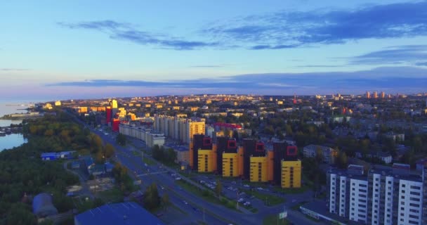 Воздушный Городской Пейзаж Вечером — стоковое видео