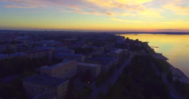 Staden Och Damm Sunset Antenn Flyga Fram — Stockvideo