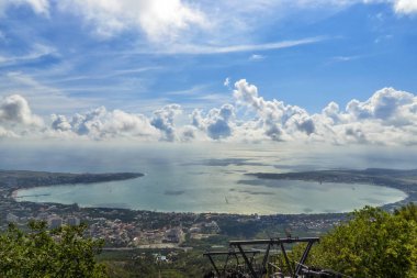 Şehir ve Karadeniz'den defne dağ panoraması