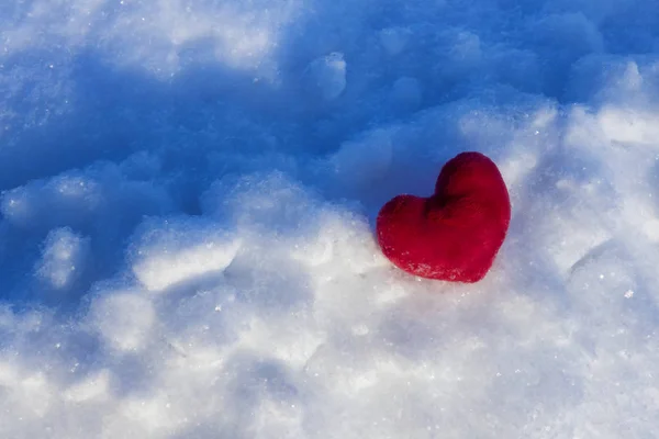 Pluche Rode Liefde Hart Witte Sneeuw — Stockfoto