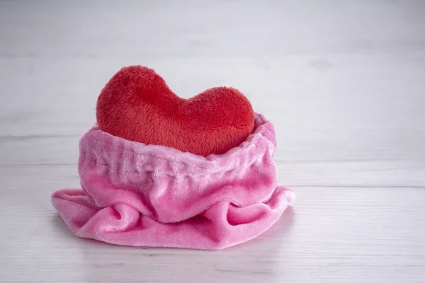 红色毛绒的心从粉红色的袋装在情人节 — 图库照片