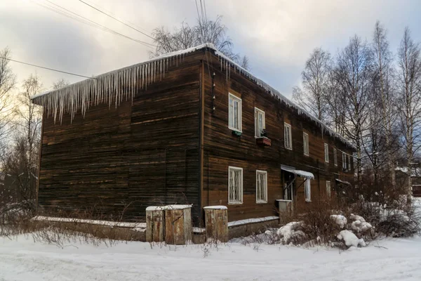 Старий Дерев Яний Багатоквартирному Будинку Бурульок Даху — стокове фото