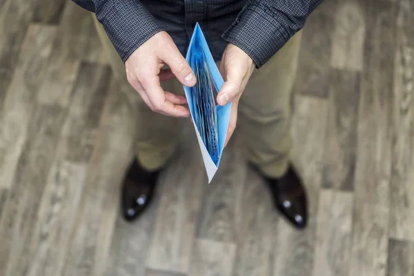 Dinheiro Dinheiro Envelope Nas Mãos Homem — Fotografia de Stock