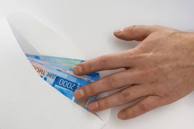 Nakit para olan bir zarf için ulaşan el