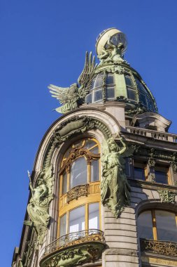 St Petersburg eski evin cephesinde dekoratif Heykel Sergisi