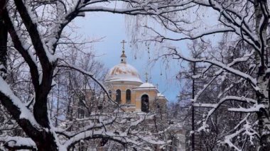 Ortodoks katedral kilise ve kışın karlı ağaçlar