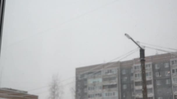 雪冬天天在城市围场从窗口 — 图库视频影像