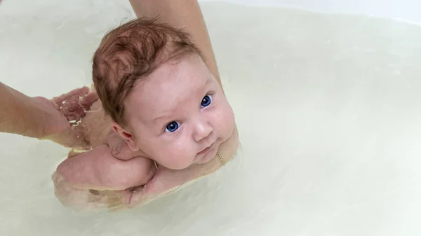 Zwemmen Blauwogige Baby Water — Stockfoto