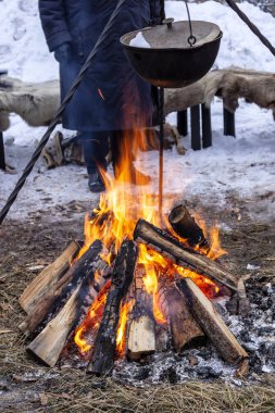 Kazan kışın kamp ateşi üzerinde ısıtılır