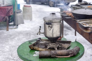 Rus vintage semaver çay ile açık havada Barbekü yanında sigara içiyor