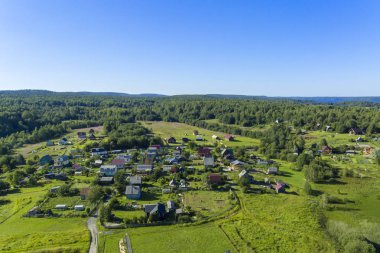 Küçük bir eski rahat köy yaz gününde hava Panoraması