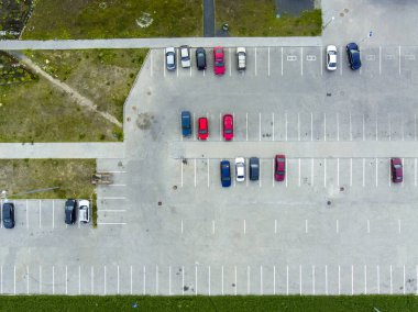 Yaz şehirde otopark havadan görünümü