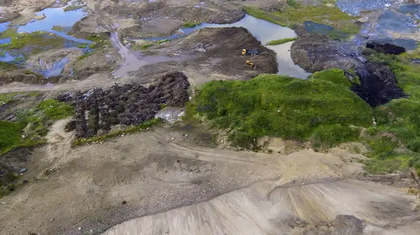 Küçük Damperli Kamyon Kum Ocağında Buldozer Havadan Görünümü — Stok fotoğraf