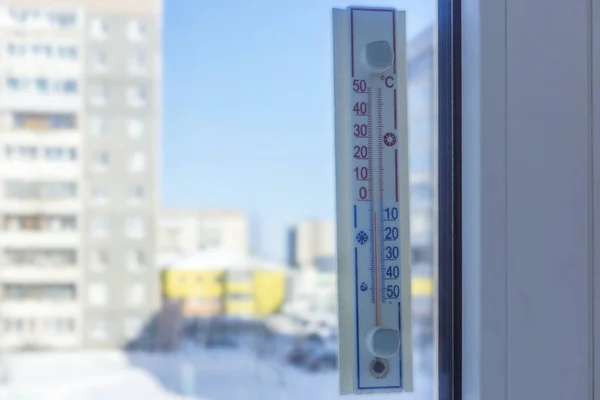 Venkovní Teploměr Ukazuje Mínus Venkovní Teplota Slunný Zimní Den — Stock fotografie