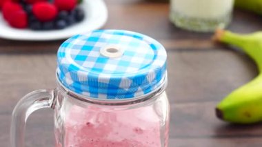Hazır meyve ve süt shake için içme saman ekleme