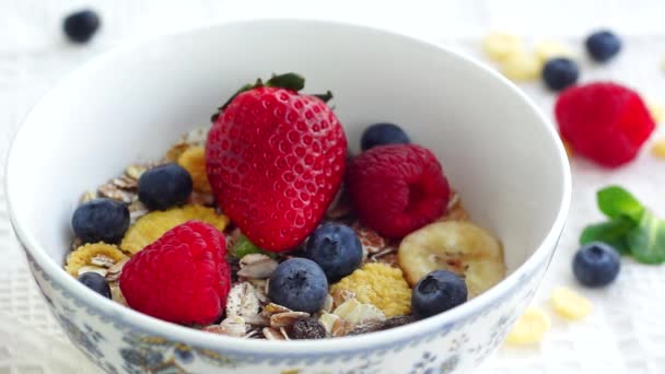 Verser le lait au muesli avec des baies pour le petit déjeuner 