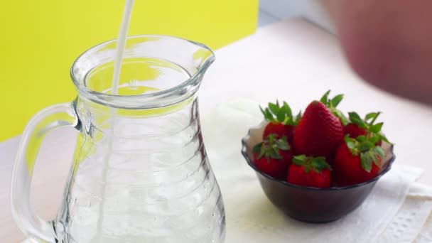 Milch Wird Glaskrug Neben Erdbeere Vase Gegossen — Stockvideo