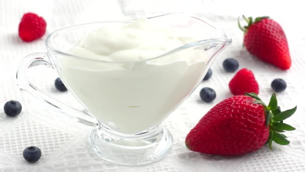 美味酸奶配蓝莓 覆盆子和草莓 — 图库视频影像