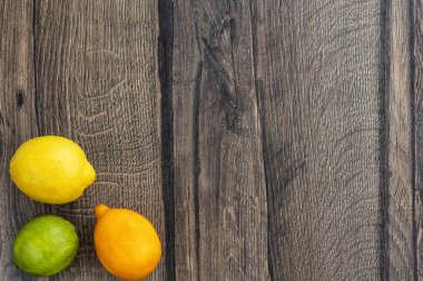 Limon sarısı ve meyer ve ahşap zemin üzerine kireç